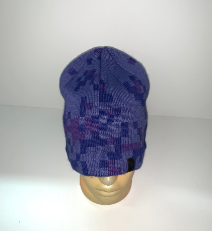 Фиолетовая шапка с геометрическим узором