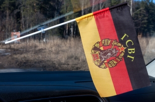 Флаг войск СССР в Германии в машину