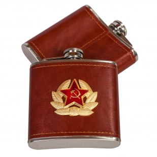 Сувенирная фляжка в кожаной оплетке с кокардой Советской Армии.