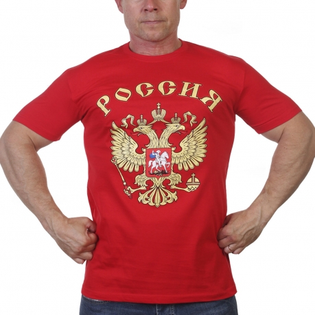 Красная футболка с гербом России.