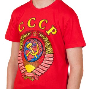 Яркая футболка с государственным символом СССР.