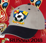 Футбольная кепка с надписью, флагами и мячом.