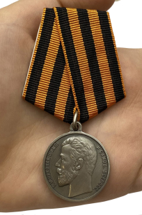 Георгиевская медаль Николая 2 За храбрость 4 степени - вид на ладони