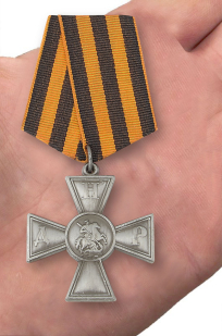 Георгиевский крест ДНР в футляре из флока бордового цвета - вид на ладони
