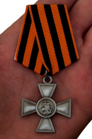 Георгиевский крест III степени - вид на ладони