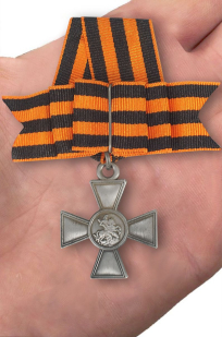 Георгиевский крест (с бантом) - вид на ладони