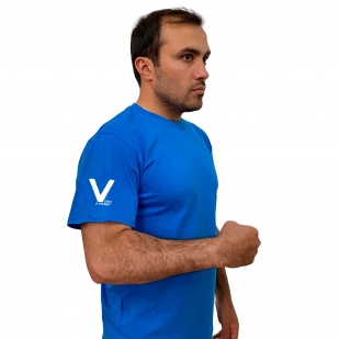 Хлопковая голубая футболка с литерой V