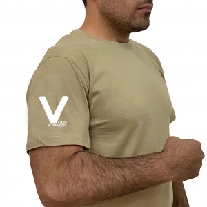 Хлопковая песочная футболка с литерой V