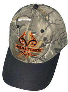 Камуфляжная бейсболка с черно-оранжевой вышивкой Realtree