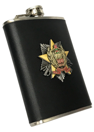 Карманная фляжка с юбилейным знаком Погранвойск (обтянутая кожей, металлический жетон) по выгодной цене