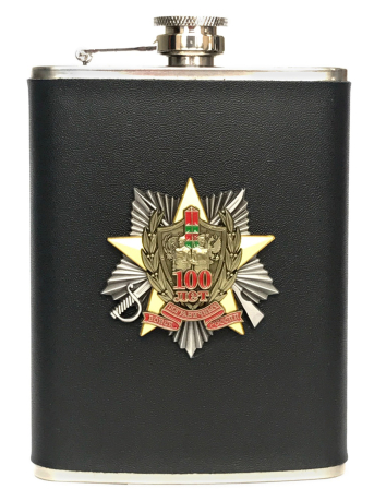 Карманная фляжка с юбилейным знаком Погранвойск (обтянутая кожей, металлический жетон)