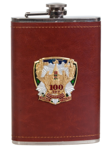 Карманная фляжка в кожаном чехле с накладкой 100 лет Погранвойскам