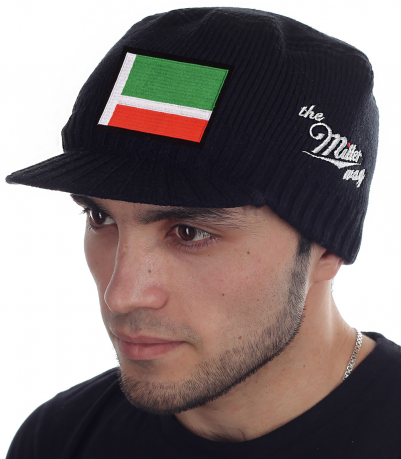 Классическая кепка для мужчин. Фирменный логотип бренда Miller Way и яркая нашивка с флагом Чеченской Республики. Стильный и тёплый аксессуар на холодную осень и морозную зиму
