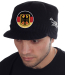 Вязаная кепка для парней и мужчин. Недорогая брендовая модель Miller Way с козырьком и гербом Германии на фоне флага Федеративной Республики. Без дешевого декора