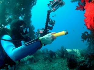 Компактный подводный фонарик