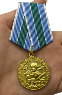 Медаль «За оборону Советского Заполярья» (муляж) - вид на ладони