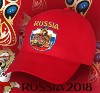Красная бейсболка фаната России