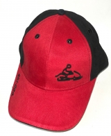 Красная бейсболка с черной вышивкой и вставками