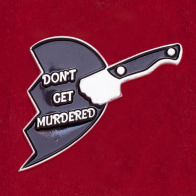 Креативный значок с разбитым сердечком для поклонников подкаста "Мое любимое убийство"