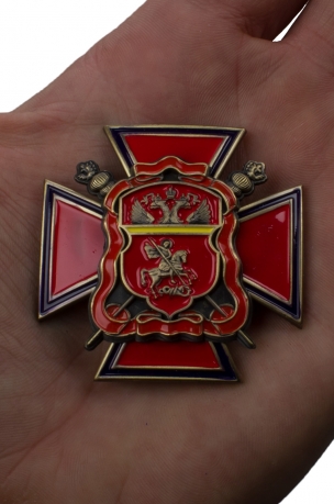 Крест "Центрального казачьего войска" в нарядном бархатистом футляре - вид на ладони