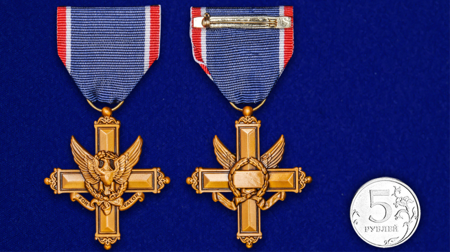 Американский Крест "За выдающиеся заслуги" - сравнительный размер