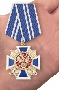 Крест "За заслуги перед казачеством" 2 степень в нарядном футляре из бордового флока - вид на ладони