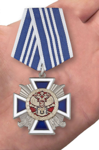 Крест "За заслуги перед казачеством" 3 степень в бордовом футляре с пластиковой крышкой - вид на ладони