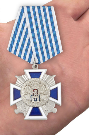 Крест "За заслуги перед казачеством" 4 степень в бордовом футляре с прозрачной крышкой - вид на ладони