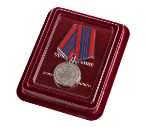 Латунная медаль "За отличие в охране общественного порядка" в красивом футляре из флока с пластиковой крышкой