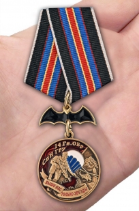 Латунная медаль 14 Гв. ОБрСпН ГРУ - в бордовом презентабельном футляре - вид на ладони