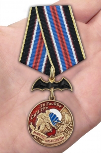 Латунная медаль 16 Гв. ОБрСпН ГРУ - вид на ладони