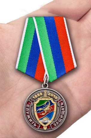 Латунная медаль 20 лет ОМОН Скорпион - вид на ладони
