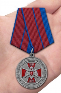 Латунная медаль 210 лет войскам Национальной Гвардии - вид на ладони