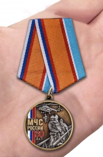 Латунная медаль 30 лет МЧС России - вид на ладони