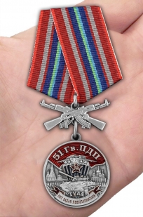Латунная медаль 51 Гв. ПДП - вид на ладони