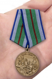 Латунная медаль 75 лет Победы в Великой Отечественной войне 1941-1945 годов Беларусь - вид на ладони