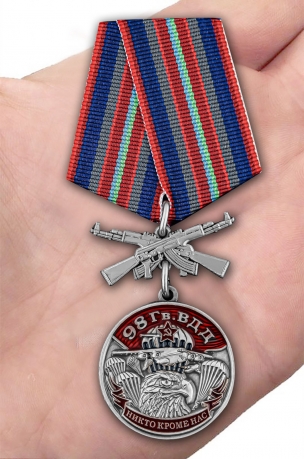 Латунная медаль 98 Гв. ВДД - вид на ладони