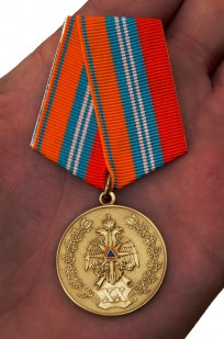 Латунная медаль ГКЧС-МЧС на подставке - вид на ладони