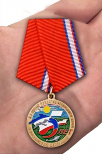 Латунная медаль к 5-летию принятия Республики Крым в Российскую Федерацию - вид на ладони