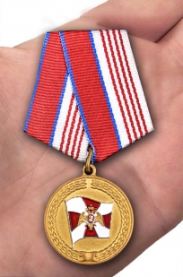 Латунная медаль Росгвардии За содействие - вид на ладони