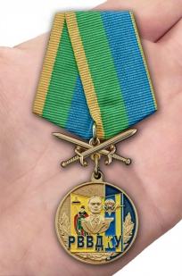 Латунная медаль РВВДКУ - вид на ладони