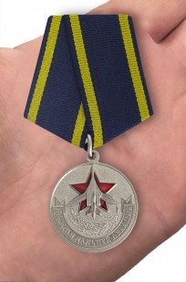 Латунная медаль "Ветеран дальней авиации" (в футляре) - вид на ладони