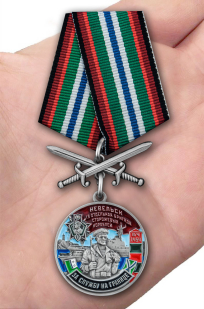 Латунная медаль За службу в 19-ой ОБрПСКР Невельск - вид на ладони