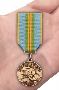 Латунная медаль За службу в 37 ДШБр ВДВ Казахстана - вид на ладони