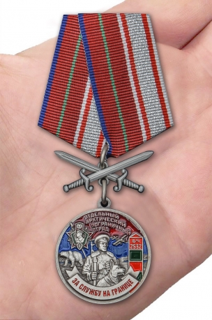 Латунная медаль За службу в Арктическом пограничном отряде - вид на ладони