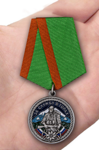 Латунная медаль За службу в горах - вид на ладони