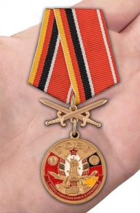Латунная медаль За службу в ГСВГ - вид на ладони