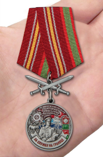 Латунная медаль За службу в Хабаровском пограничном отряде - вид на ладони