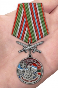 Латунная медаль За службу в Хичаурском пограничном отряде - вид на ладони