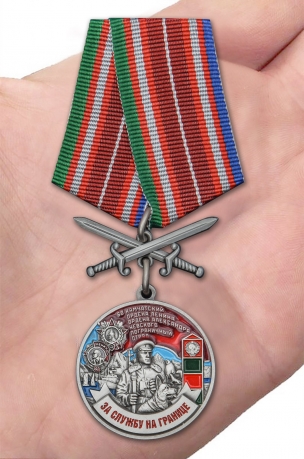 Латунная медаль За службу в Камчатском пограничном отряде - вид на ладони